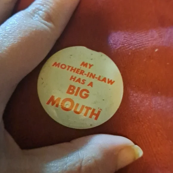 My mother-in-law has a big mouth button pin lapel vintage brooch - Picture 3 of 3